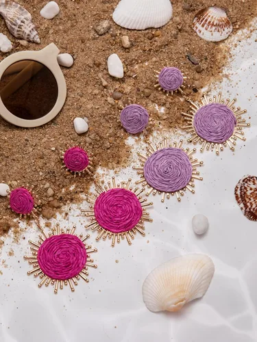 Vista 2 de Aretes colgantes de rafia hechos a mano, aretes bohemios con forma de explosión de sol para vacaciones de verano en la playa