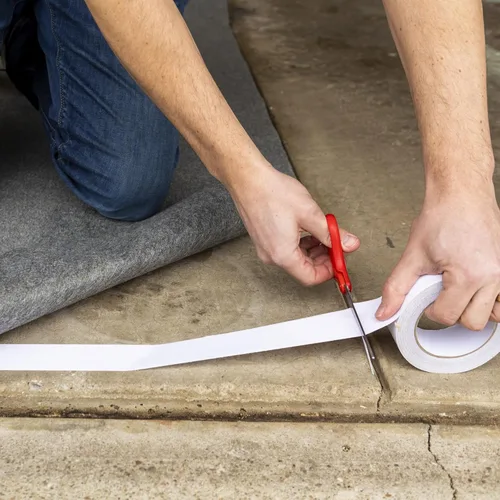 Vista 4 de Cinta de fibra de vidrio para alfombras interiores y exteriores marca Duck 392907, Rojo, blanco