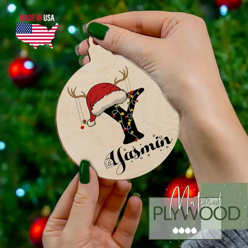 Vista 5 de Adorno de Navidad personalizado con inicial de sombrero de Papá Noel, decoración de árbol de Navidad con nombre de familia, calcetín con monograma