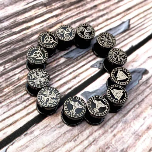 Vista 4 de FYLUN - Aretes vikingos para hombres, medidores falsos, aretes para hombre, aretes de runas vikingas, significado felicidad, riqueza, amor, fuerza