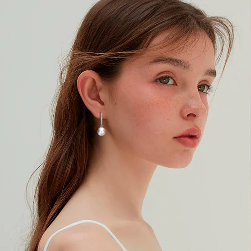 Vista 3 de Awinesn Aretes de perlas de oro para mujeres y niñas, chapados en oro real de 14 quilates, aretes de gota de perlas delicados con circonita cúbica