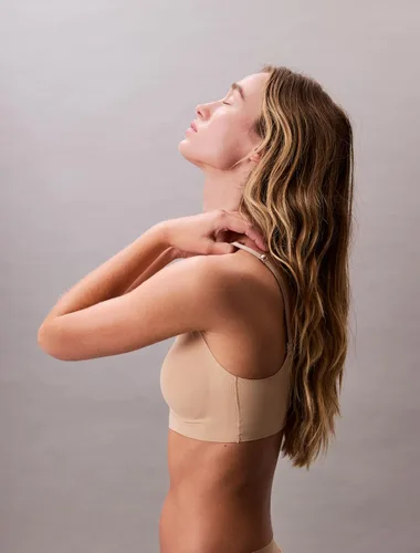 Vista 3 de Calvin Klein Brasier triangular tipo bralette inalámbrico sin costuras Invisibles Comfort con forro ligero para mujer