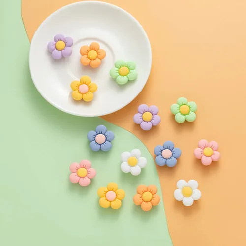 Vista 3 de LOMOYATO Dijes de flores para zapatos de cocodrilo, sandalias, pulseras, accesorios de decoración, bonitos dijes de zapatos de diseñador para niñas