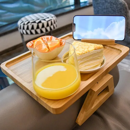 Vista 6 de Bandeja para apoyabrazos de sofá NAVREX con clip, mesa auxiliar de bambú con bandeja para TV, con soporte giratorio de 360° para teléfono, mesa