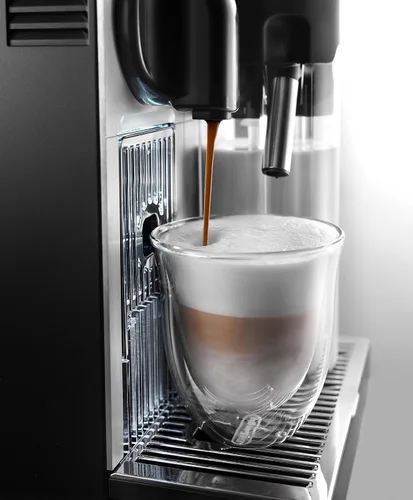 Vista 3 de Nespresso Lattissima Pro Espresso Machine de De'Longhi con espumador de leche, color plateado