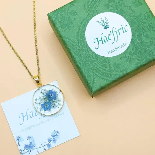 Vista 5 de Collar de flores silvestres prensadas con encaje de Forget-Me-Not y Queen Anne Collar de flores prensadas de oro Collares hechos a mano
