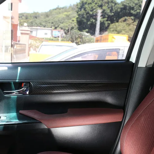 Vista 4 de YIWANG Cubierta del panel de decoración de puerta interior de estilo de fibra de carbono 4 piezas para Toyota Hilux 2015-2021 accesorios de coche