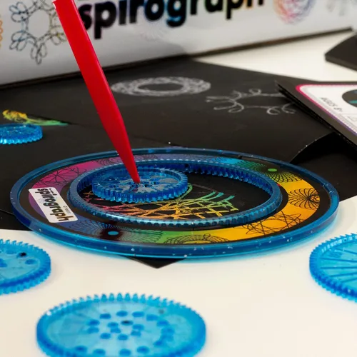 Vista 8 de Spirograph Scratch & Shimmer - Artes y manualidades, juguetes para niños, suministros de arte, suministros de manualidades, kit de dibujo, arte