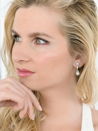 Vista 4 de Mariell Pendientes de boda vintage con circonita cúbica y perla de marfil para novias, chapado en platino genuino, Metal Gema Perla simulada