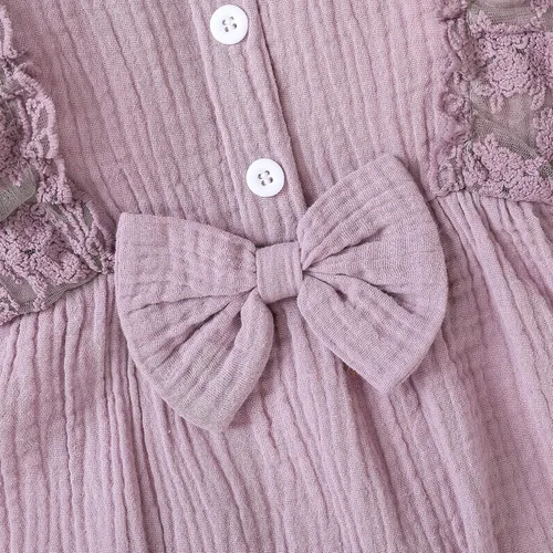 Vista 5 de Mono de algodón para bebé, ropa de niña con lazo para niña, un mameluco de encaje de lino para niñas de 0 a 24 meses (morado, 0 a 3 meses)