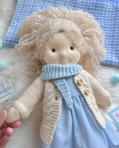 Vista 7 de BlissfulPixie Muñeca Waldorf hecha a mano, Florke de 12 pulgadas, muñeca de trapo suave con bonito peluche, ideal para bebés y niños pequeños