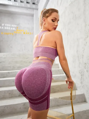 Vista 4 de ATTRACO Conjuntos de entrenamiento de 2 piezas para mujer, sin costuras, brasier deportivo acanalado, pantalones cortos de yoga de cintura alta