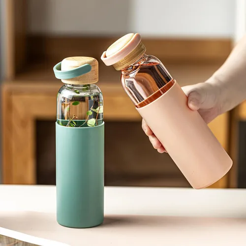 Vista 7 de Botella de agua de vidrio de borosilicato de 21 onzas con funda antideslizante y tapa a prueba de fugas - Botella de bebida reutilizable para 2