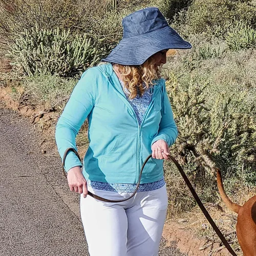 Vista 4 de Sudadera con capucha para la costa, de Coolibar, para mujer, UPF 50+, protege del sol