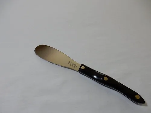 Vista 5 de CUTCO Modelo 1768 Esparcidor de espátula. Hoja de borde dentado Doble-D® de 4.9 pulgadas..................5.1" Mango de termorresina altamente