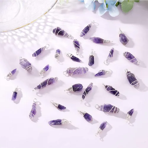Vista 5 de DICOSMETIC 40 dijes de amatista natural de 2 estilos, colgantes de piedra irregular, amuleto de chakra, abalorios de piedras ásperas, abalorios
