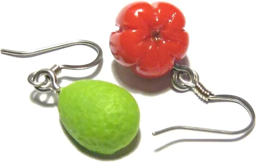 Vista 5 de Making Salsa - Pendientes de tomate y aguacate - Tiny Food Jewelry