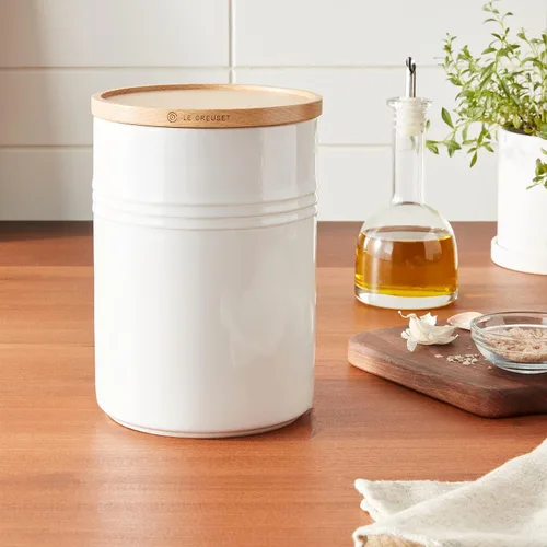 Vista 2 de Le Creuset of America - Bote de 5.5" con tapa de madera