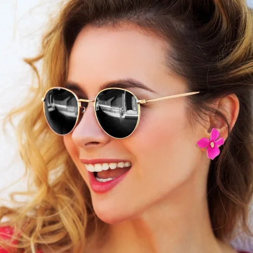 Vista 6 de 7 pares de aretes de flores estilo playa boho para mujer, aretes con forma de margarita con brote dorado