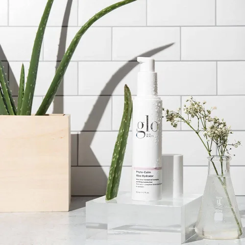 Vista 3 de Glo Skin Beauty Phyto-Calm Aloe Hydrator Calmante e hidratante, disminuye la hiperpigmentación y proporciona protección antioxidante