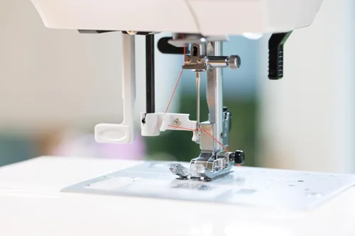 Vista 7 de Elna eXperience 560 - Elegante máquina de coser computarizada con 100 puntadas, botones de función inteligente, enhebrador de agujas integrado