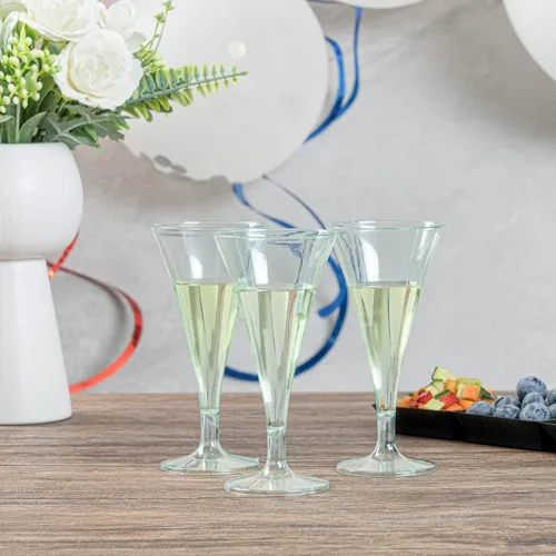 Vista 4 de Restaurantware Vasos de Martini desechables de 3 onzas, 100 mini tazas de Martini de plástico, aperitivo para fiestas o catering, mini vasos