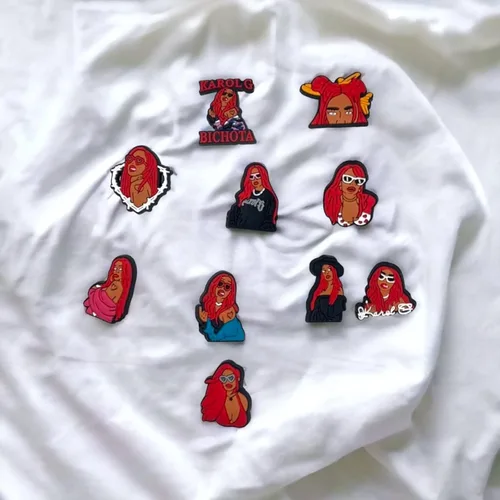 Vista 3 de 10 piezas de dibujos animados Karol G decoración lindas sandalias zuecos, accesorios para zapatos, dijes para niños, adultos, hombres, mujeres