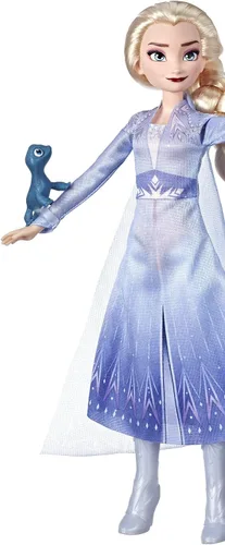 Vista 2 de Disney Frozen Elsa Fashion Doll en traje de viaje inspirado en Frozen 2 con figuras de Pabbie y Salamandra