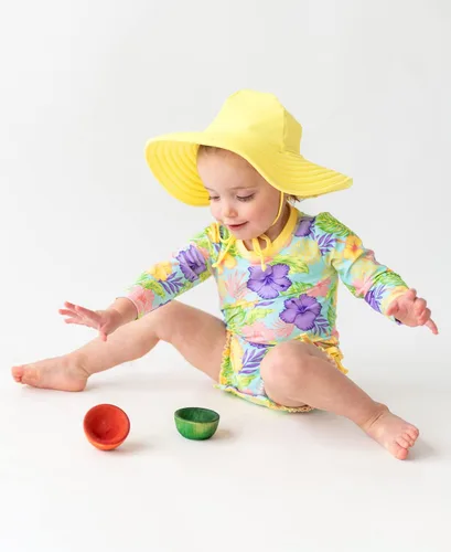 Vista 3 de RuffleButts® - Sombrero de playa con visera ancha y protección solar UPF 50+ para bebés y niñas 80% Nylon 20% Spandex, Reversible Polka Dots Banana