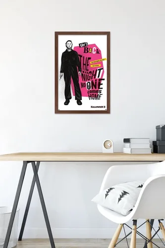 Vista 6 de Trends International Halloween II - Póster de pared con texto en inglés "He's Versión enmarcada de caoba