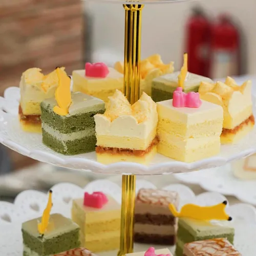Vista 6 de Juego de 2 piezas de soporte de postre de 3 niveles, plato de frutas, cupcakes, plástico, vasos blancos, pasteles, postres, frutas, dulces, bufé