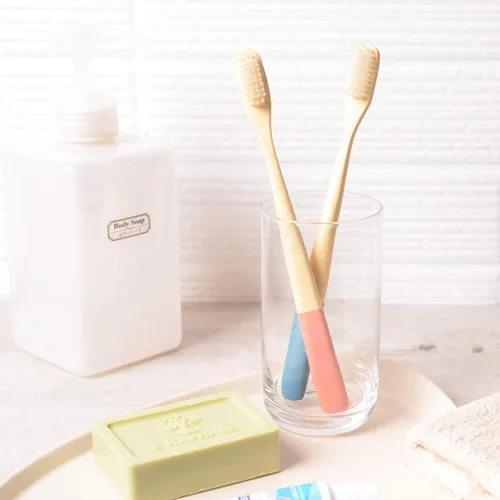 Vista 3 de laboos Paquete de 4 cepillos de dientes de bambú, ecológicos y biodegradables, no plásticos, sin BPA, cerdas naturales suaves para gingivitis