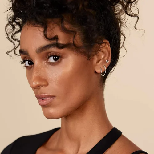 Vista 2 de PAVOI Aretes de cadena de oro de 14 quilates para mujer Aretes de aro de doble piercing Aretes de aro de perlas de circonita cúbica para mujer