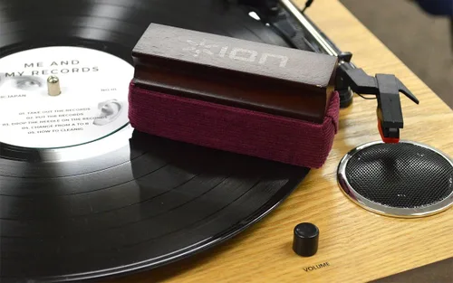 Vista 2 de Ion Audio Vinyl Alive (ICT07) Kit de limpieza con solución de limpieza y almohadilla de terciopelo de felpa