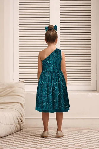 Vista 4 de GRACE KARIN Vestido de lentejuelas para niñas, vestido de fiesta brillante de un hombro con lazo para el cabello