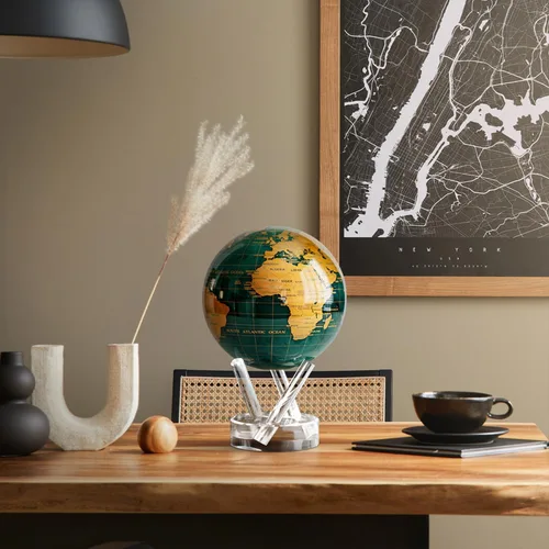 Vista 7 de MOVA Globe - Verde esmeralda y dorado clásico (4.5 pulgadas) Movimiento alimentado por energía solar Sin baterías Regalo para escritorio