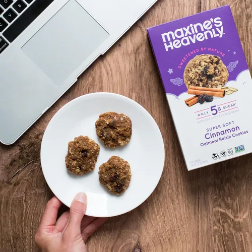Vista 8 de Maxine's Heavenly Galletas de avena y pasas de canela, sin gluten, hechas con avena, endulzadas con azúcar de coco y dátiles Sabroso postre vegano