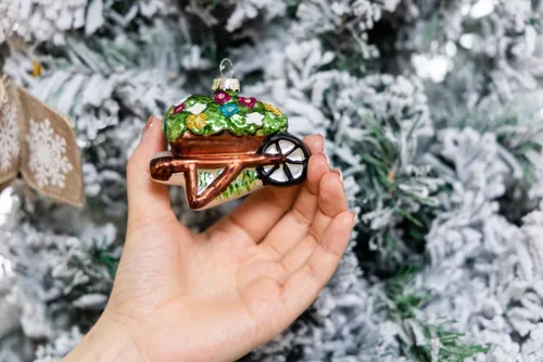 Vista 6 de Adorno de invernadero de vidrio soplado a mano y adorno de carretilla, juego de 2 adornos de jardín de vidrio para árbol de Navidad