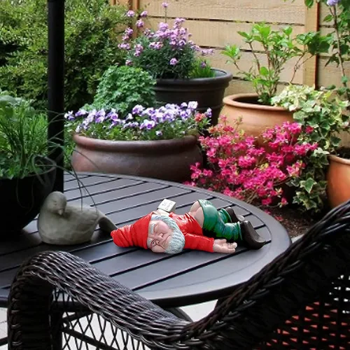 Vista 4 de Divertidas Estatuas de Gnomos de Jardín Enanos Borrachos Decoración, Escultura Creativa de Resina Regalo Novedoso para Exteriores Interiores Patio