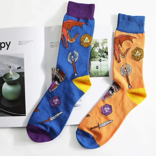 Vista 4 de 2 pares de calcetines divertidos de fantasía de Calabozos y Dragones para hombres, regalos DND, calcetines para hombre, regalos de dragón, mímica