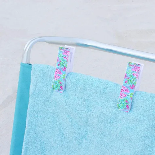Vista 4 de Lilly Pulitzer Funda de vinilo resistente al agua para la playa, bolsa con cremallera incluye protector de bebidas, funda pequeña y clips para toalla