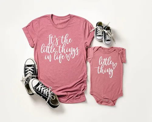 Vista 5 de Olive Loves Apple Trajes a juego con texto en inglés "It's The Little Things & Little Thing Cursive Mommy & Me