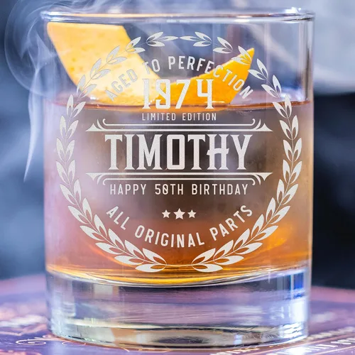 Vista 4 de Regalos de cumpleaños número 50 para hombres, vaso de whisky personalizado, ideas divertidas de regalo para hombre de 50 años, decoraciones de 50