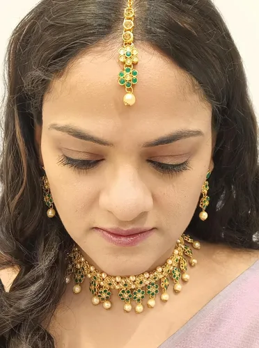 Vista 4 de Efulgenz Faux Kundan Pearl Choker Sets for Women Indian Jewelry Crystal Kundan Necklace Crystal Floral Necklace Earrings Maang Tikka Head Chain