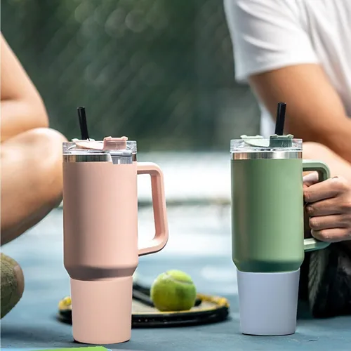 Vista 6 de Paquete de 2 fundas de silicona para botas y popote para vaso Stanley de 40 onzas, funda protectora para botella de agua Stanley de 40 onzas