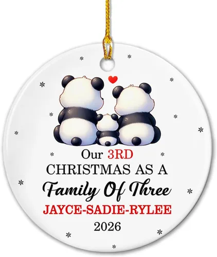 Vista 7 de Adorno de cerámica personalizado de cinco medias con nombres y año personalizados, nuestra primera Navidad como familia de cinco, nuestros primeros