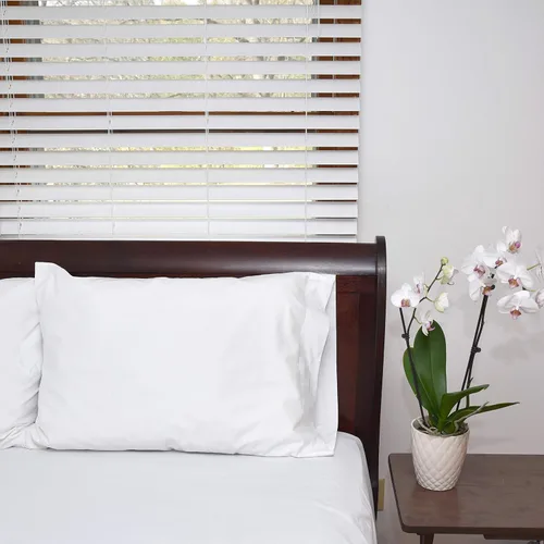 Vista 5 de Pacific Linens Fundas de almohada de mezcla de algodón blanco, calidad de hotel de 20 x 30 pulgadas, paquete de 2 fundas de almohada