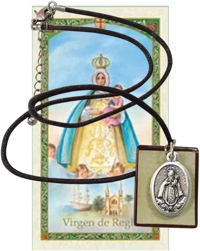Vista 2 de Regalos de Lulee, Collar de Cordón ajustable con Colgante Cuadrado y Medalla con Enchape de Plata y Tarjeta de Oracion Bendecida