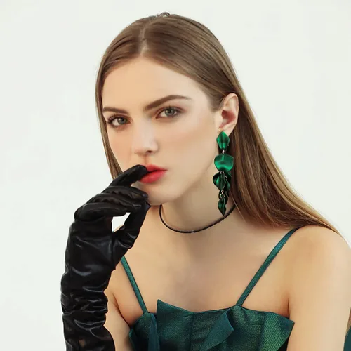 Vista 2 de Aretes largos de acrílico con diseño de pétalos de rosa, aretes colgantes de flores exageradas, aretes de borla floral para mujeres, fiestas, uso