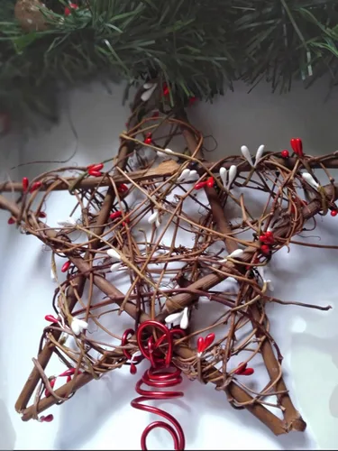 Vista 4 de Estrella de árbol de Navidad rústica de ratán y bayas en elección de tamaño grande o pequeño